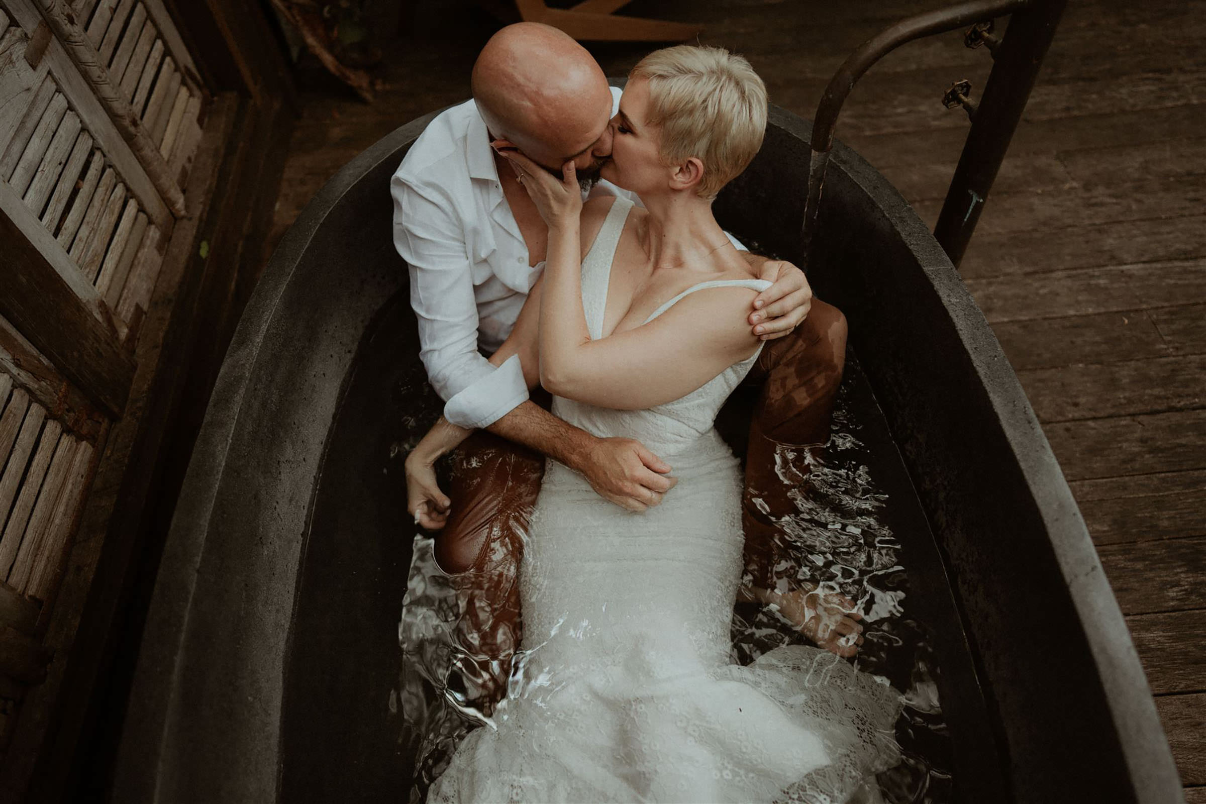 bride and groom kissing in a bath filled with water in Kangaroo Valley